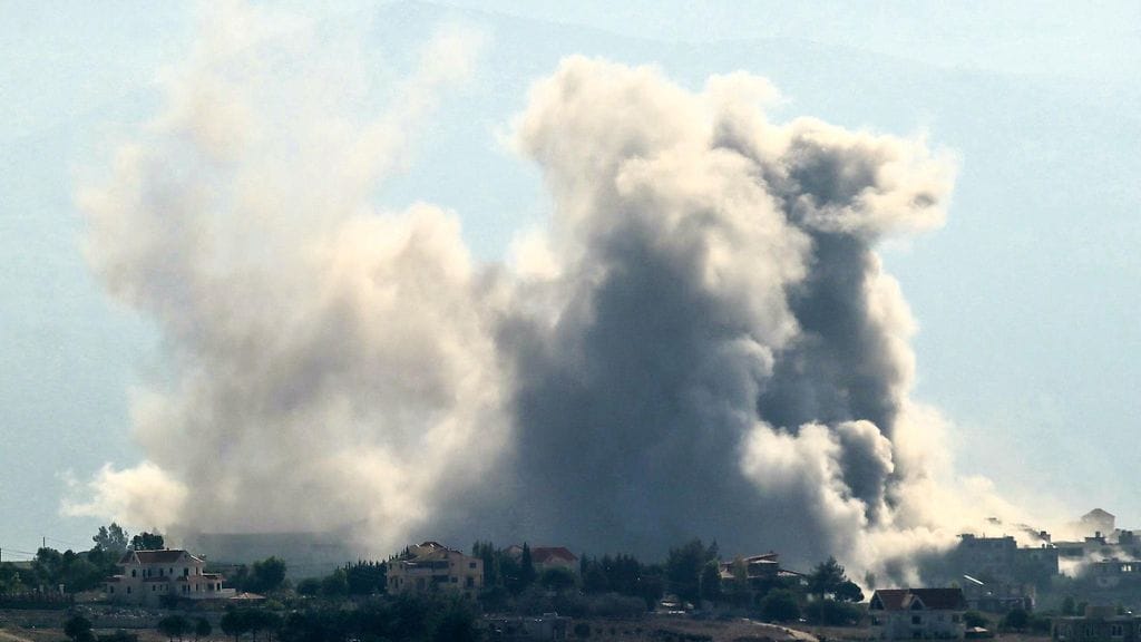 Libanonin Khiamin kylästä nousi savua Israelin ilmaiskun jälkeen 12. lokakuuta. Kuvituskuva.