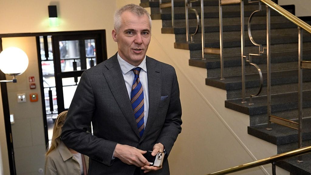 Anders Adlercreutz kertoo tiedotteessaan, että kehitysvammaisten oppimateriaalin rahoitus jatkuu