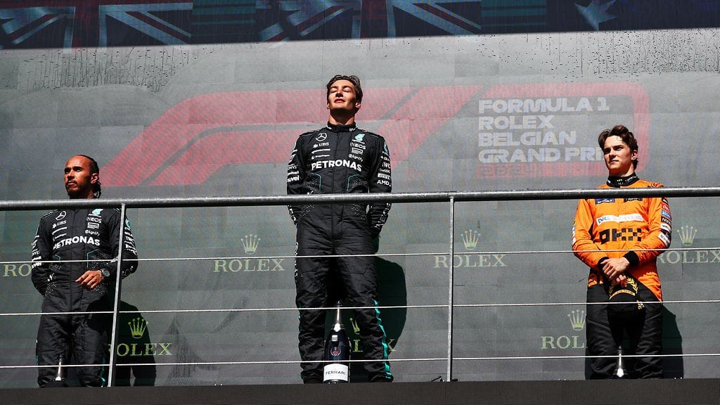 Lewis Hamilton (vasemmalla), George Russell (keskellä) ja Oscar Piastri (oikealla) Belgian GP:n palkintokorokkeella.