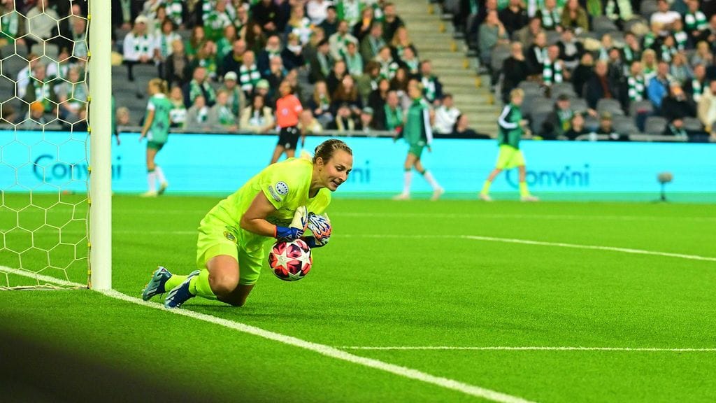 Anna Tammisen (kuvassa) ja Eva Nyströmin edustama Hammarby joutui koville.