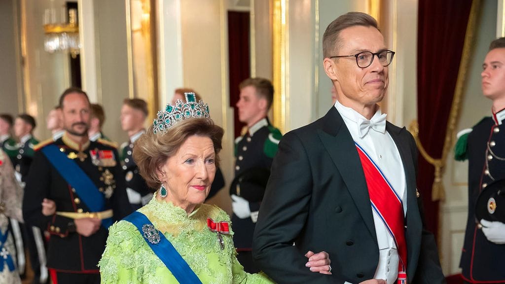 Presidenttipari kutsuttiin kuninkaallisille illallisille. Stubbin käsikynkässä kuningatar Sonja.