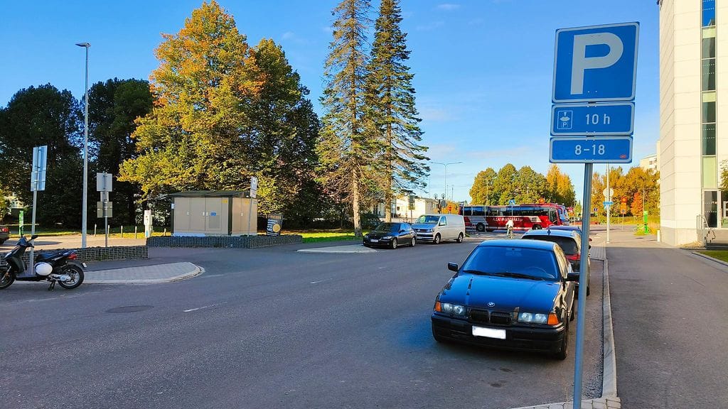 Pysäköinninvalvonnan mukaan kyseisen merkin tarkoituksena on mahdollistaa esim. työ- ja opiskelupysäköinti, mutta ehkäistä autojen pitkäaikainen säilytys. Autoliiton koulutuspäällikön Teppo Vesalaisen tulkinnan mukaan tuo tahtotila ei kuitenkaan kyseisellä merkillä toteudu.