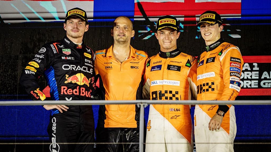 Max Verstappen (vasemmalla) päätti puuttua kilpatalli McLarenin tekemisiin.