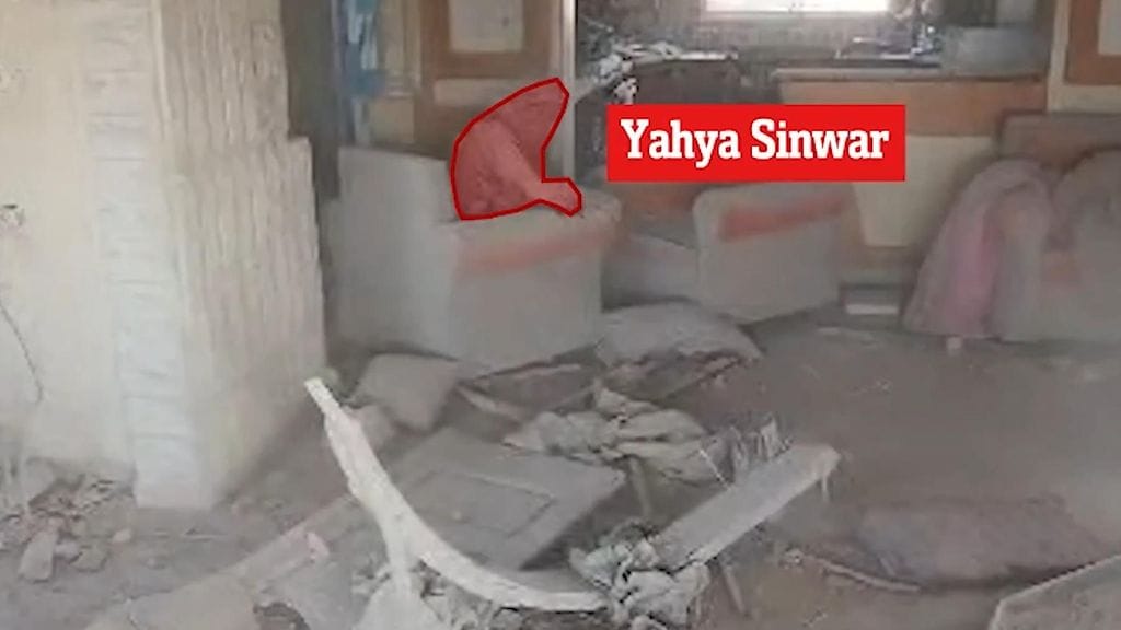 Israel väittää, että tällä videolla näkyvä henkilö olisi Hamasin johtaja Yahya Sinwar. Videon jakanut uutistoimisto Reuters ei ole kyennyt vahvistamaan videon kuvausaikaa eikä henkilön henkilöllisyyttä.