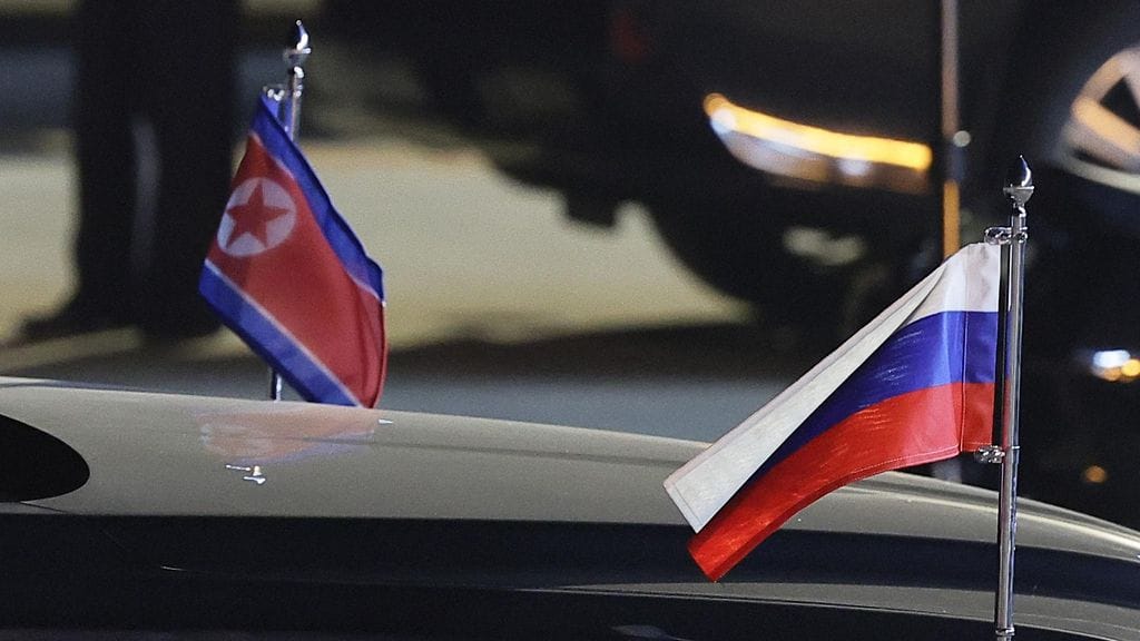 Pohjois-Korean ja Venäjän liput.