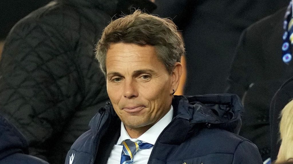 Simo Valakari odottaa vielä debyyttiään St. Johnstonen peräsimessä.