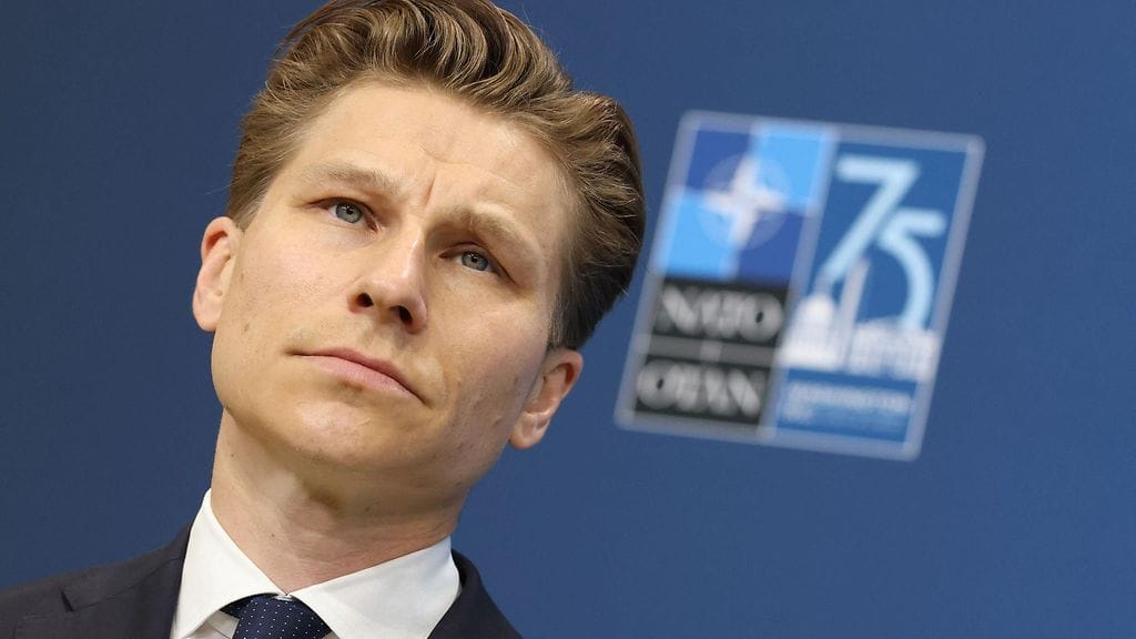 Puolustusministeri Antti Häkkäsen mukaan reservi-iän nostaminen on "selvä juttu".