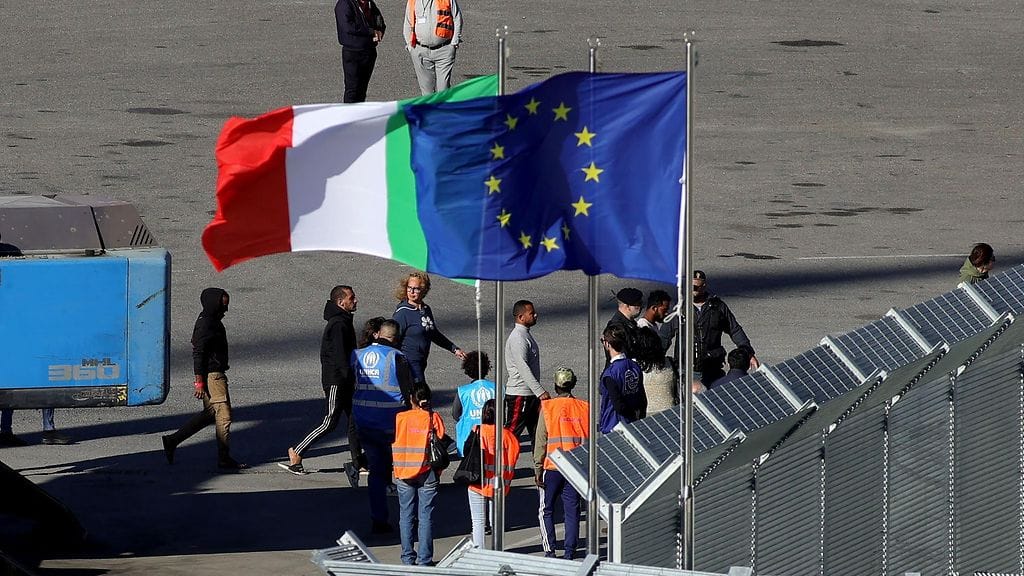 Italia kuljetti ensimmäiset Välimeren yli pyrkineet siirtolaiset Albaniaan keskiviikkona.