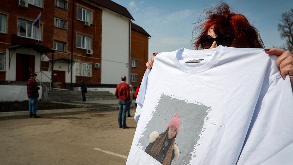 Masha Moskalevan tukija viime vuonna hänen vanhan koulunsa edessä.