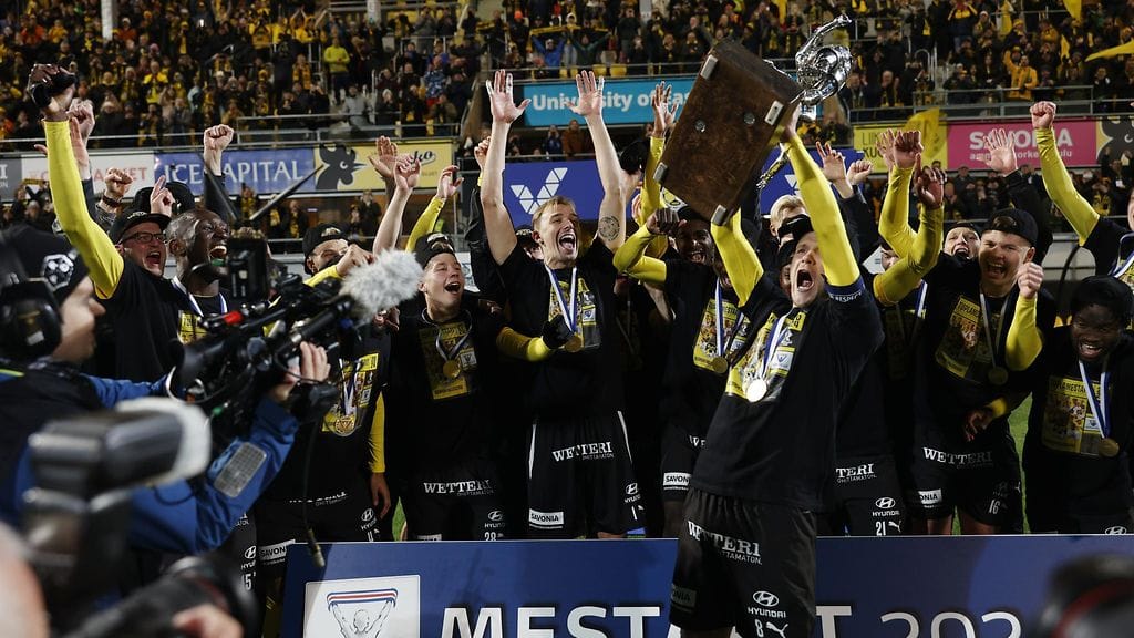 KuPSin kapteeni Petteri Pennanen nostaa pokaalin ilmaan ja kuopiolaisjoukkue juhlii Veikkausliigan mestaruutta.
