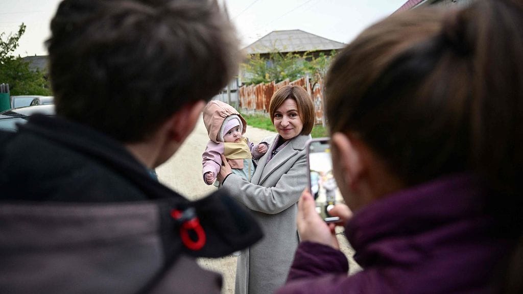 Presidentinvaaleissa EU-myönteinen presidentti Maia Sandu (kuvassa) pyrkii toiselle kaudelle ja on selkeä voittajasuosikki.