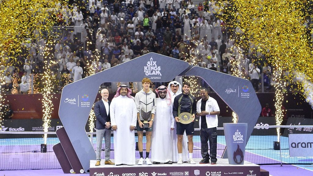 Jannik Sinner kukisti Carlos Alcarazin finaalissa.