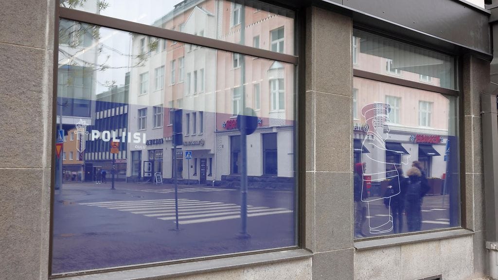Oulun keskustan poliisiaseman julkisivu. Poliisiasemaan ei yöllä ilkivaltaa kohdistettu.