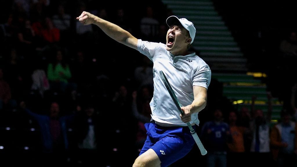 Harri Heliövaara juhlii nelinpelin ATP-turnausvoittoa. Arkistokuva.