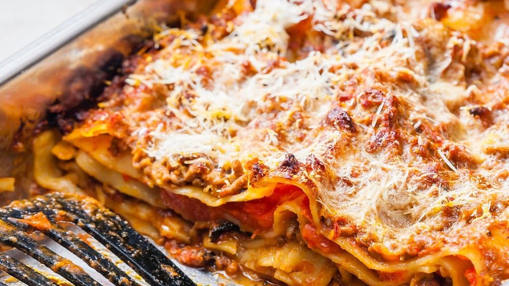 Lasagnen voi tehdä myös uunipellille!