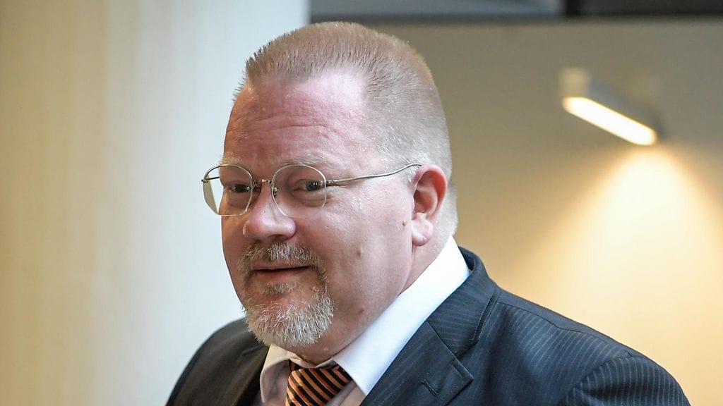 Dosentti Johan Bäckman on saanut Venäjän kansalaisuuden. Hänet tuomittiin toimittaja Jessikka Aron vainoamisesta ehdolliseen vankeuteen. Bäckman on kuvassa Helsingin käräjäoikeudessa syytettynä törkeästä kunnianloukkauksesta vuonna 2018.