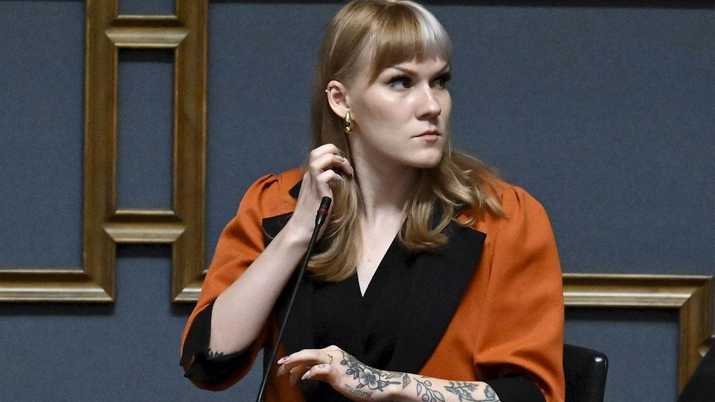 Jessi Jokelainen (vas.) kertoo saamastaan huoritteluviestien tulvasta.