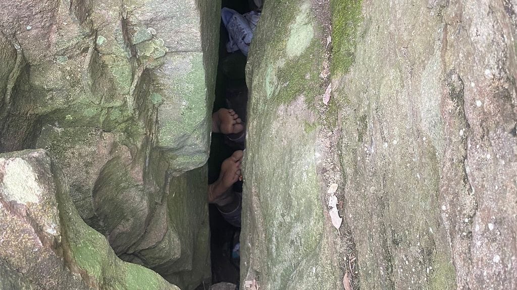 Yrittäessään noukkia puhelintaan nainen liukastui ja putosi pää edellä ahtaaseen koloon.