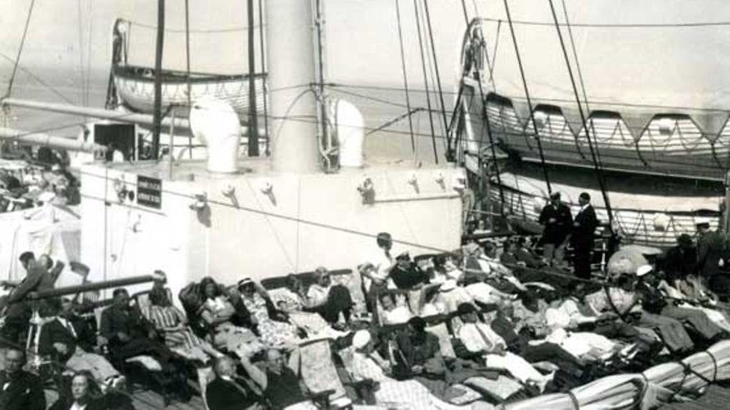 Suomalaiset laivamatkalla Amerikkaan.