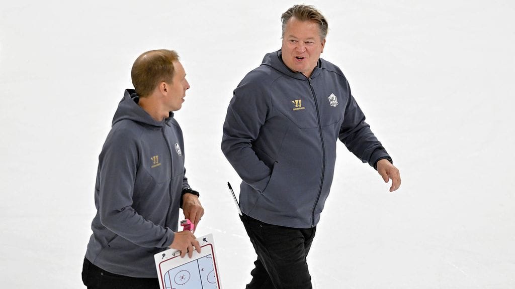 Juha-Pekka Hytönen (vas.) ja Petteri Nummelin jatkavat HC Ajoien valmennusryhmässä.