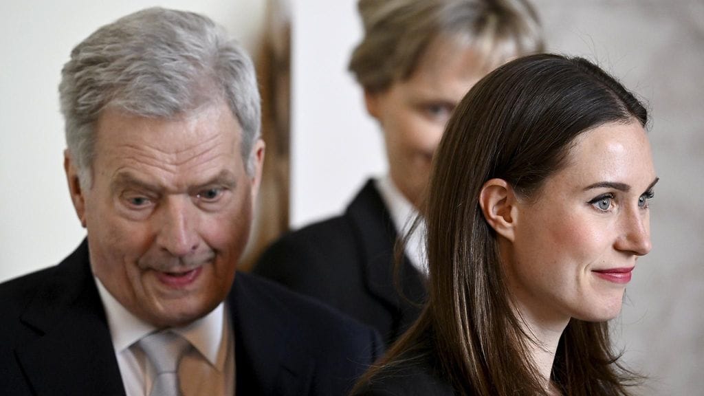 – Mulle on ihan fine, että suomalaiset rakastavat presidenttiään, mutta miksi sen pitää puuttua asioihin, jotka eivät sille kuulu, Marin sanoi kirjan mukaan Nurmelle.