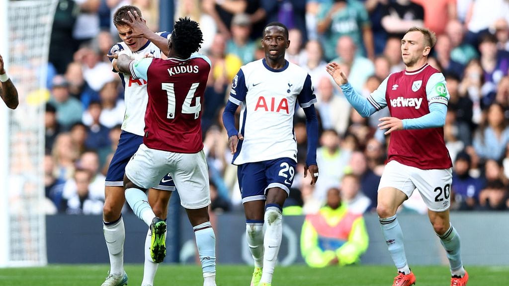 West Hamin Mohammed Kudus läimi Tottenhamin pelaajia lauantain Valioliigaottelussa.