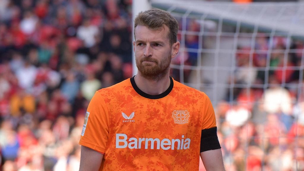 Lukas Hradecky tiputettiin penkille.