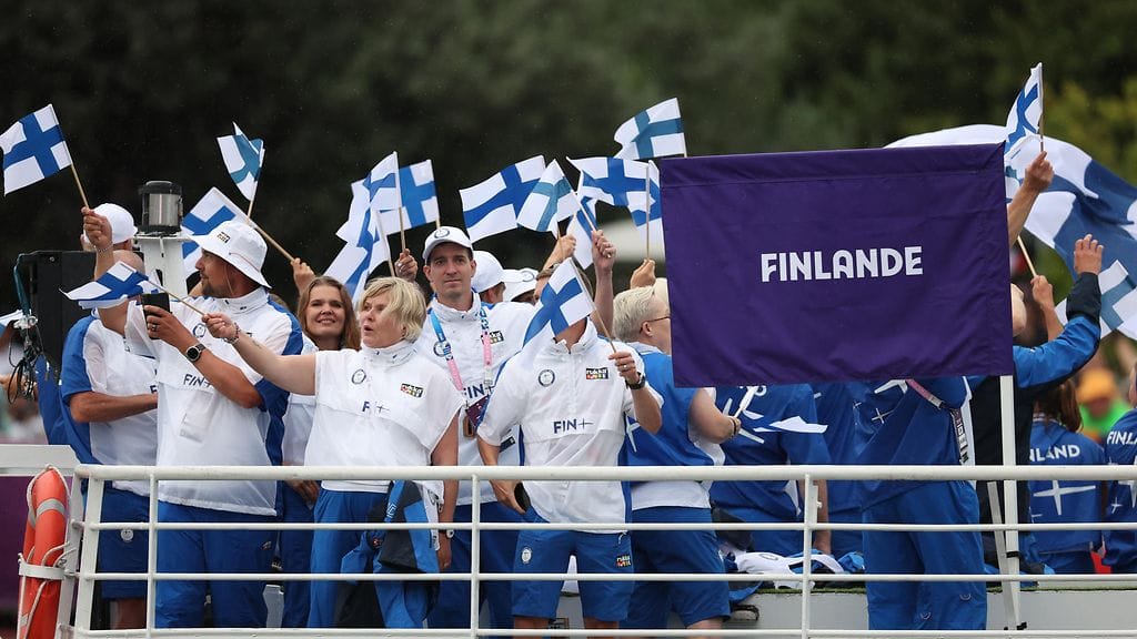 Kuvituskuvassa Suomen joukkue Pariisin kisojen avajaisissa.