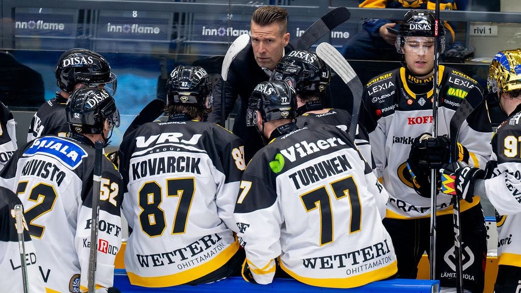 Ville Mäntymaa on paineiden alla Oulussa.