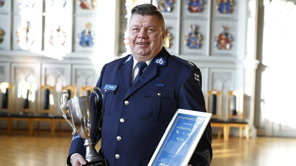 Vuoden poliisi 2024 on rikosylikonstaapeli Mirka Törhönen Keskusrikospoliisista. Hän työskentelee analyytikkona Europolissa.
