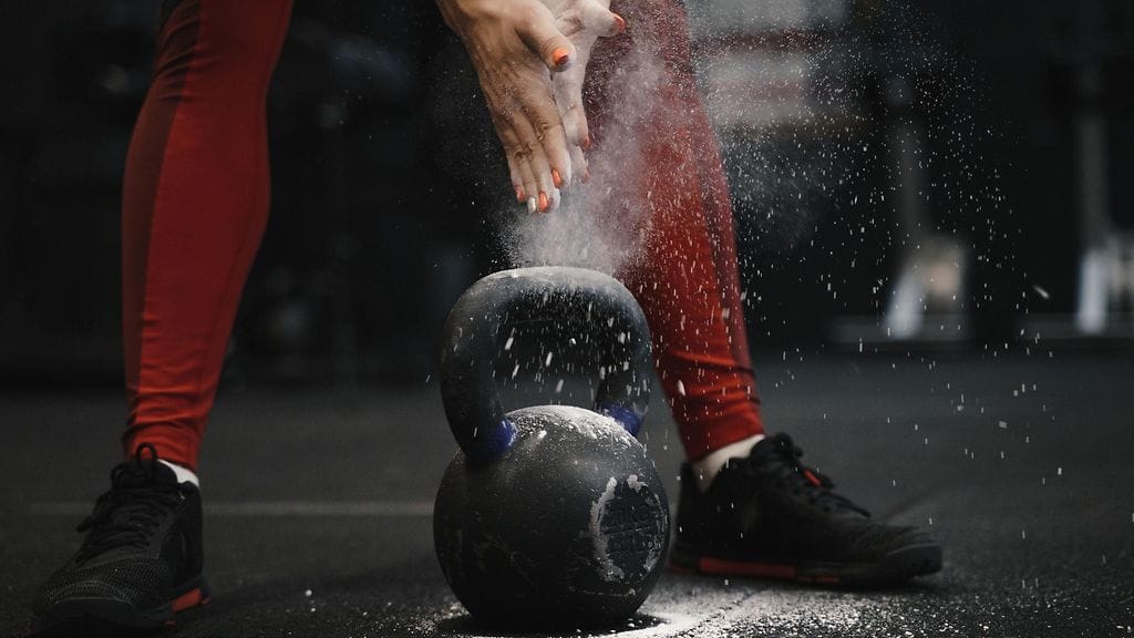 Voimanaisen elämä on sisältänyt monia traagisia käänteitä. Kuvituskuva.