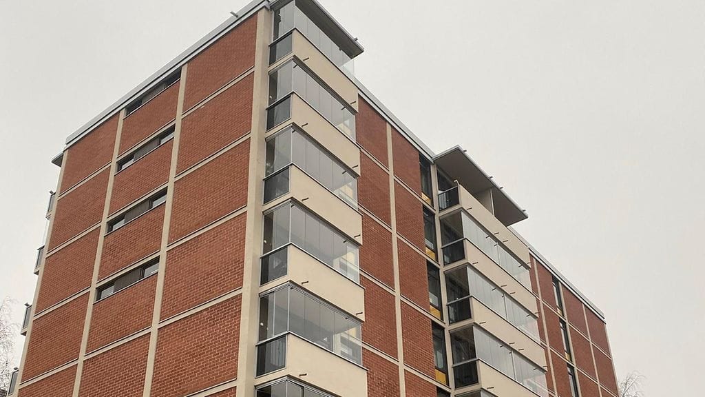 "Pienehkö räjähdys" tapahtui eräässä kuvan kerrostalon parvekkeista. Paikalla olleen MTV Uutisten toimittajan mukaan rakennukseen ei tullut ulospäin näkyviä vaurioita.