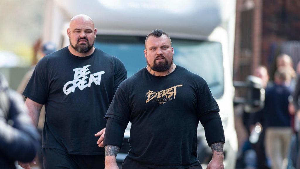 Eddie Hall (oik.) ja Brian Shaw joutuivat istumaan ahtaasti vierekkäin lennolla.