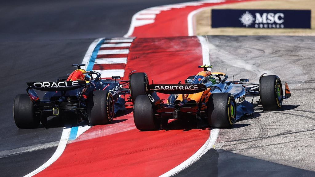 McLarenin Lando Norris ohitti Red Bullin Max Verstappenin Yhdysvaltain GP:ssä ulkokautta. Viiden sekunnin aikarangaistus pudotti Norrisin kuitenkin Verstappenin taakse neljänneksi.