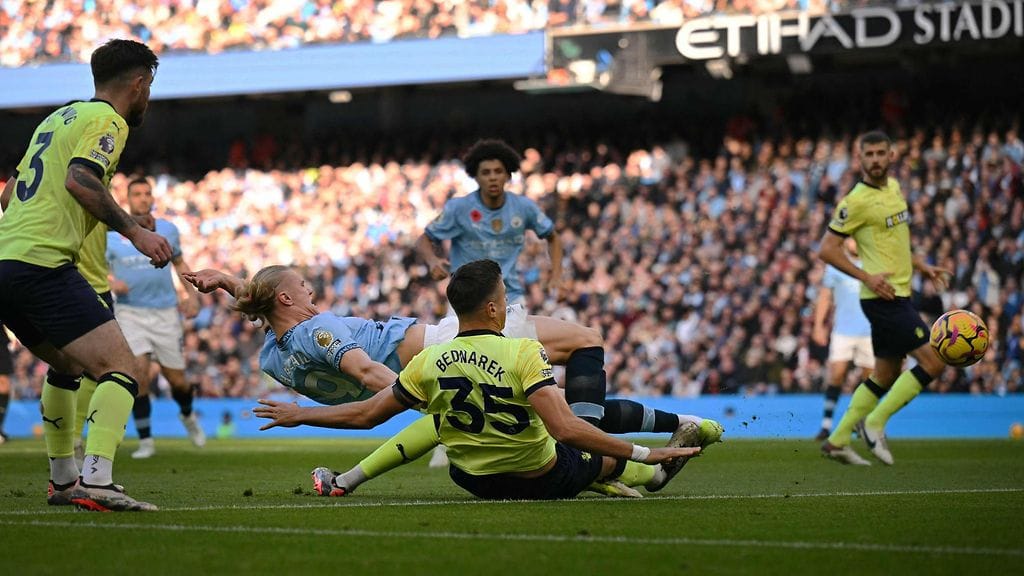 Manchester Cityn Erling Haaland maalasi Southamptonia vastaan voittomaalin akrobaattisesta asennosta.