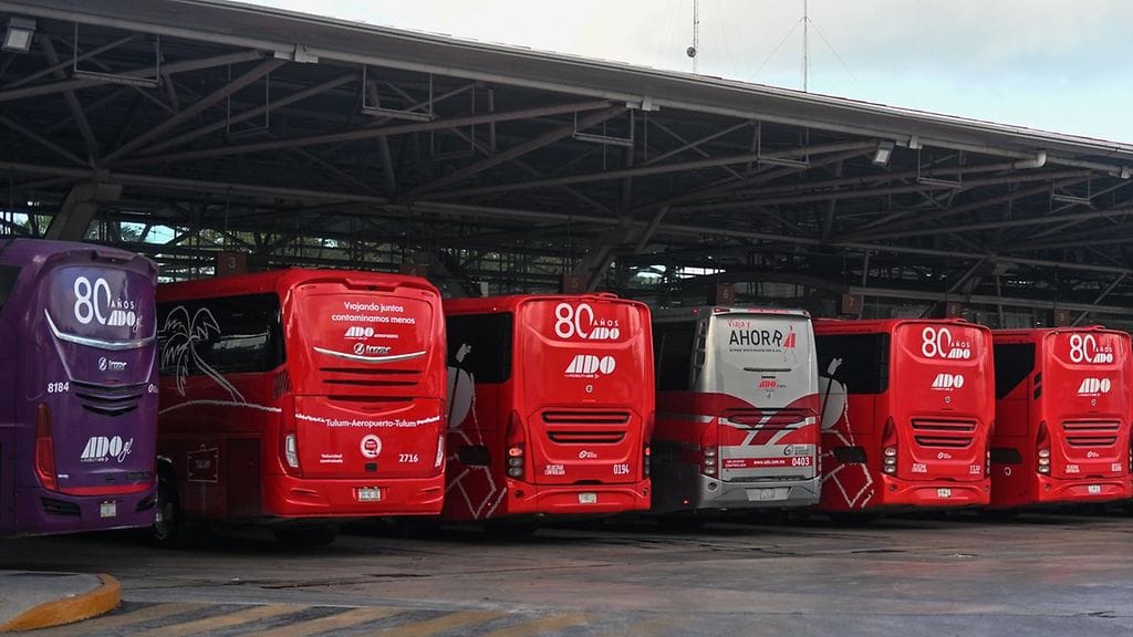 Linja-autoja Meksikon Cancunissa joulukuussa 2023. Kuvituskuva.