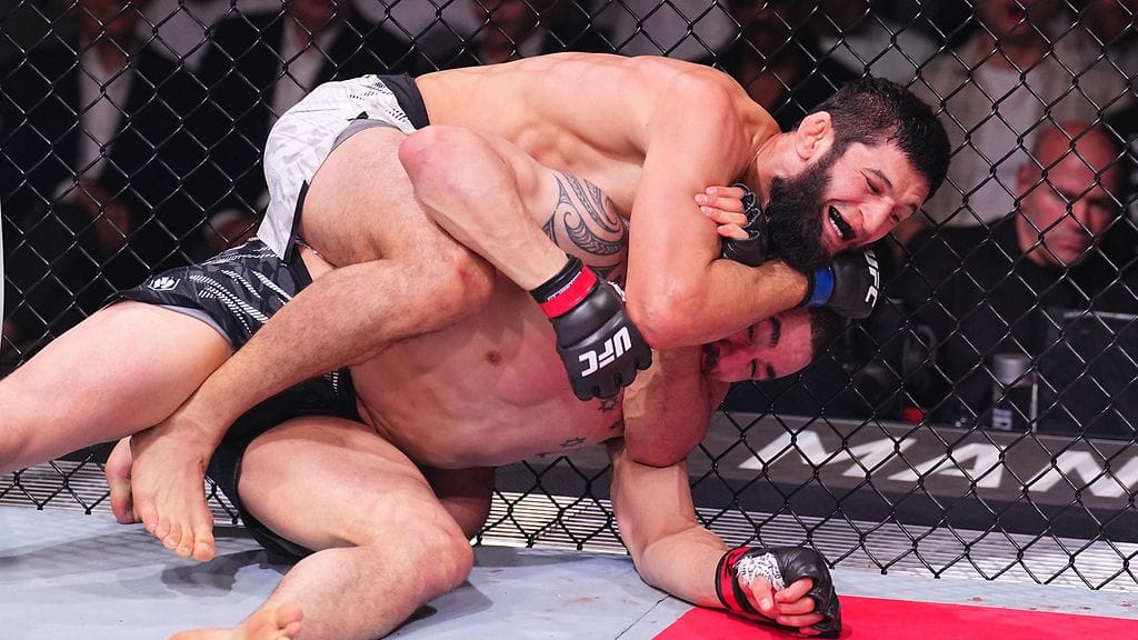 Khamzat Tshimajev kuristi Robert Whittakerin leuan murskaksi.