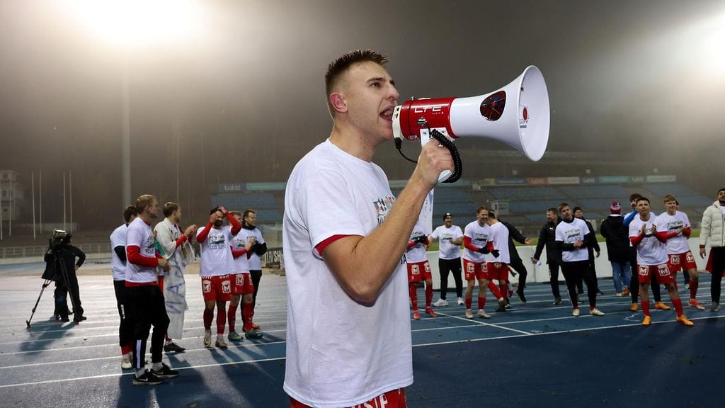 Jaron kapteeni Johan Brunell huudatti faneja liiganousujuhlissa.