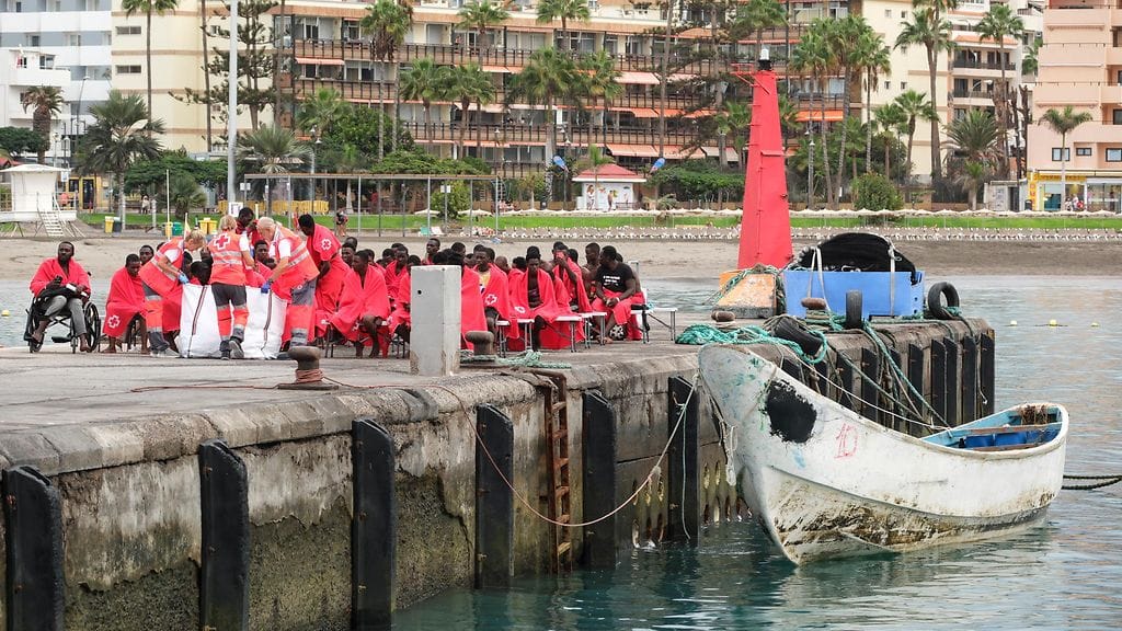 Punaisen Ristin henkilöstö auttoi maahanmuuttajia heidän saavuttuaan Los Cristianoksen satamaan Teneriffalla Kanariansaarilla Espanjassa, 17. lokakuuta. Kuvituskuva.