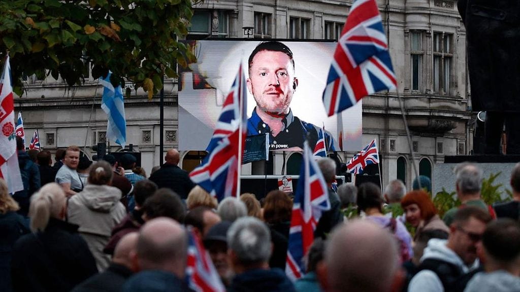 Robinson on yksi äärijärjestö English Defense Leaguen (EDL) johtohahmoista.