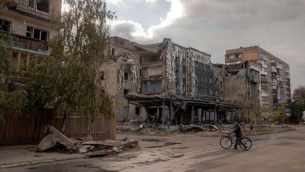 Venäjän puolustusministeriön mukaan maan joukot ovat saaneet haltuunsa Tsukurynen kylän noin 25 kilometriä Pokrovskista etelään. Ihminen käveli polkupyörän kanssa vaurioituneiden asuinrakennusten ohi Pokrovskissa Itä-Donetskin alueella 15. lokakuuta. Kuvituskuva.