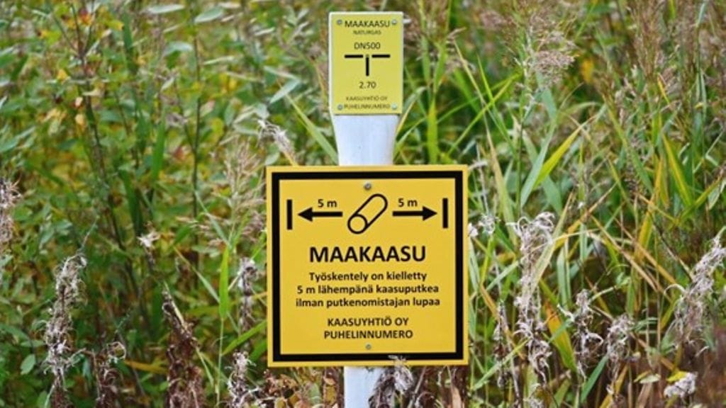 Maakaasuputkiston sijainnin näkee esimerkiksi valkoisista merkintäpylväistä, joilla putkilinjat merkitään maastoon. Pylväissä on keltainen merkintäkilpi, jossa on kerrottu kaasuputken tarkempi sijaintitieto, kaasuyhtiön nimi ja puhelinnumero.