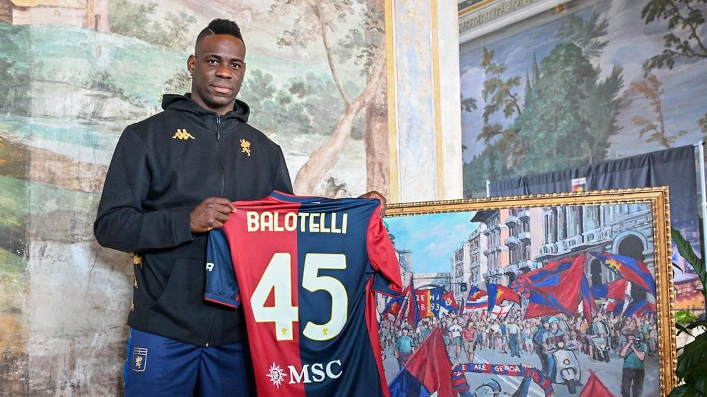 Mario Balotelli pelaa tuttuun tapaan pelinumerolla 45.