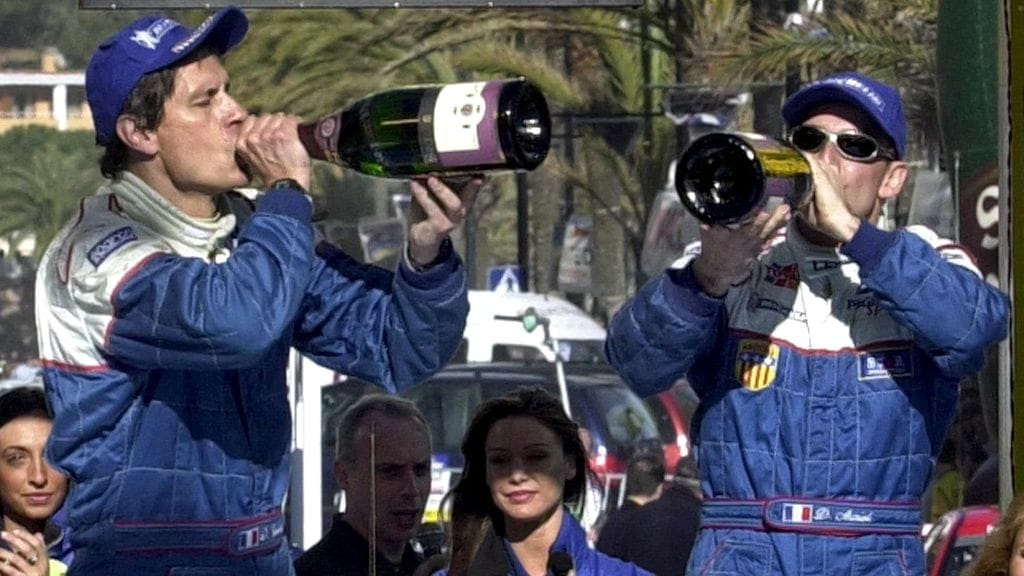 Didier Auriol (oik.) ja Denis Giraudet juhlimassa Katalonian MM-rallin voittoa vuonna 2001.