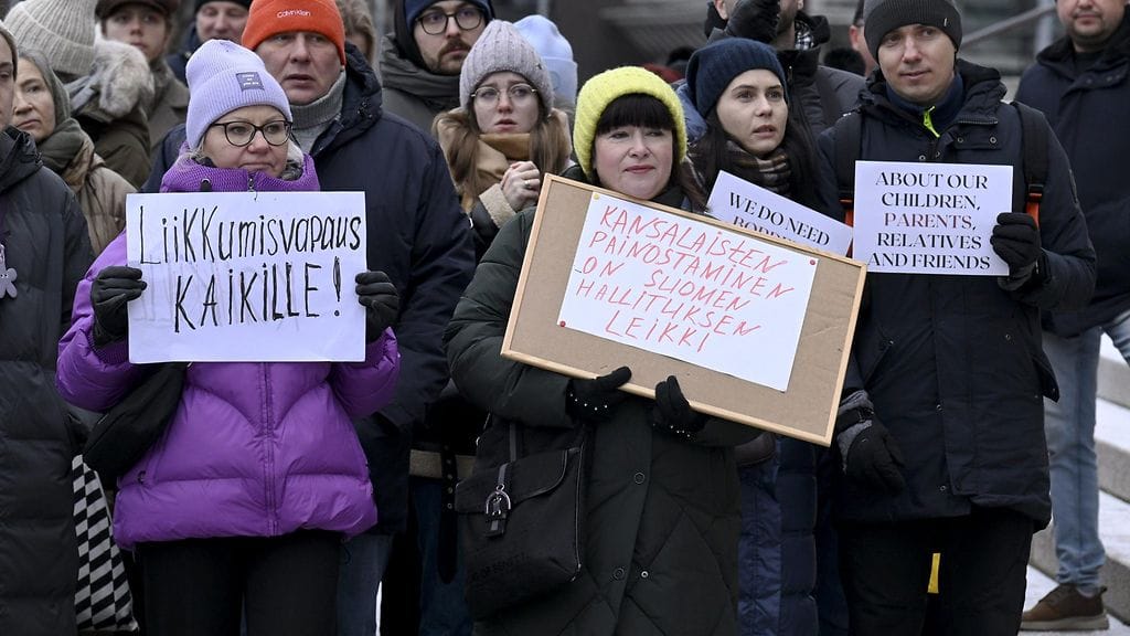 Suomenvenäläiset järjestivät itärajan sulkua vastustavan mielenosoituksen Eduskuntatalon edessä Helsingissä viime marraskuussa.