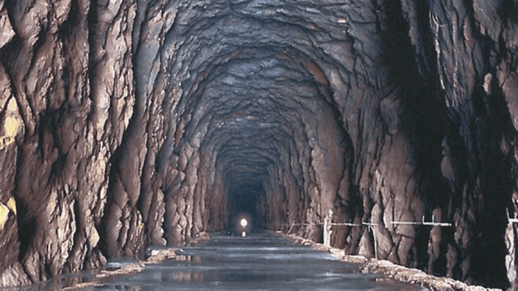 Pönttövuoren rautatietunneli oli valmistuessaan Suomen pisin. Nyt tunneli päätyy uuden omistajan haltuun.