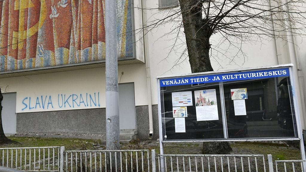 Yksi takavarikoitu kohde on Venäjän tiede- ja kulttuurikeskus Helsingissä, kertoo Helsingin Sanomat.