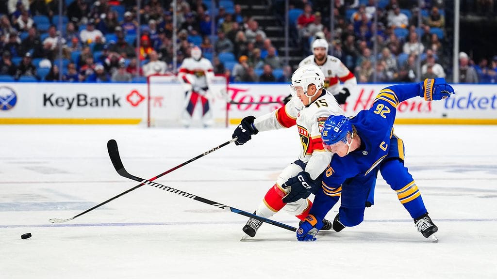 Anton Lundell ja Rasmus Dahlin taistelivat kiekosta viime yönä.