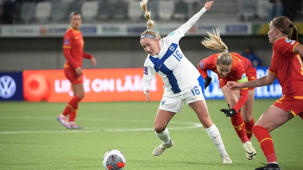 Uransa ensimmäisen A-maajoukkuemaalin tehnyt Nea Lehtola oli paha pideltävä Montenegrolle.