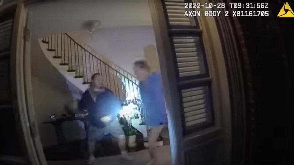 San Franciscon poliisilaitos julkaisemaa videomateriaalia, joka on tallennettu poliisin käyttämillä kameroilla ja kodin turvakameralla 28. lokakuuta 2022. Kanadalainen David DePape tunkeutui silloisen parlamentin puhemiehen Nancy Pelosin ja hänen aviomiehensä Paul Pelosin kotiin ja kävi Paul Pelosin kimppuun. Videomateriaalilla näkyy, kuinka DePape tarttuu vasaraan, lyö yhtäkkiä Pelosia ja molemmat kaatuvat lattialle. Sen jälkeen poliisit ryntäsivät taltuttamaan hyökkääjää.